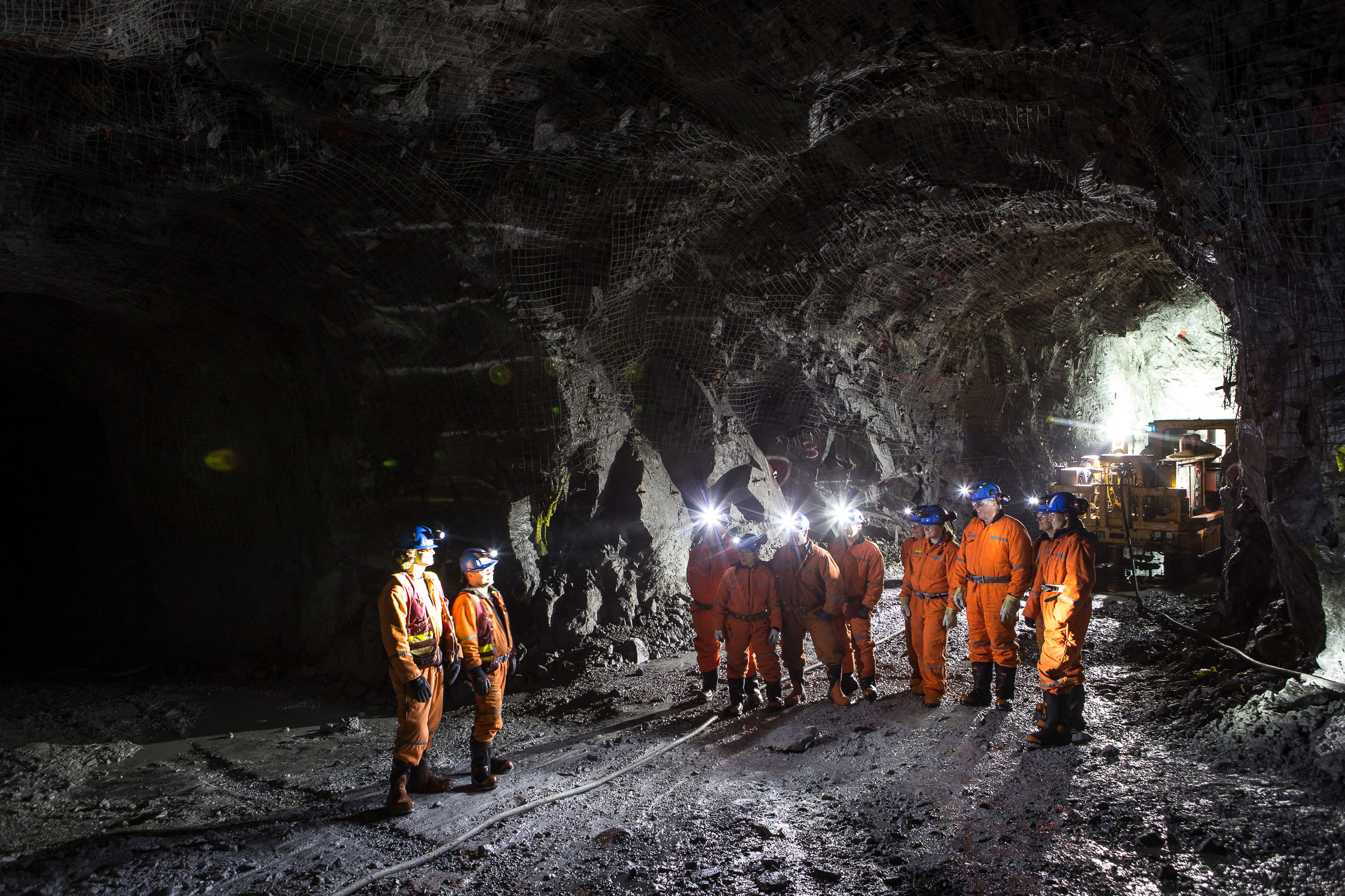 Un groupe de visiteurs sous terre