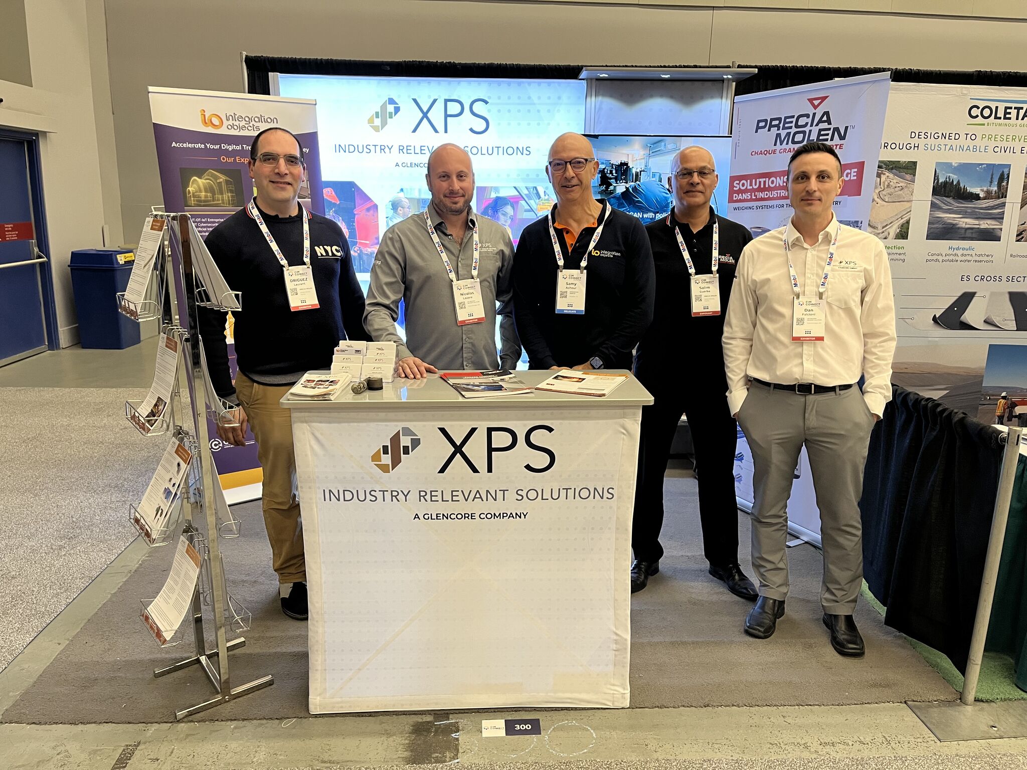 Des représentants de XPS, de Precia Molen et d’Integration Objects posent lors d’une exposition